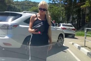 Агрессивная женщина на Lexus грубо нарушила ПДД и нахамила водителю в Сочи