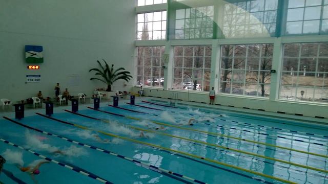 третья дорожкав оранжевых шортах 50 вс. Победа