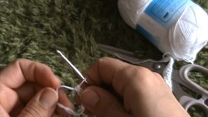 Как связать повязку на голову кукле.