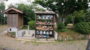 Необычная Япония Кладбище в деревне - Зачем здесь ведра