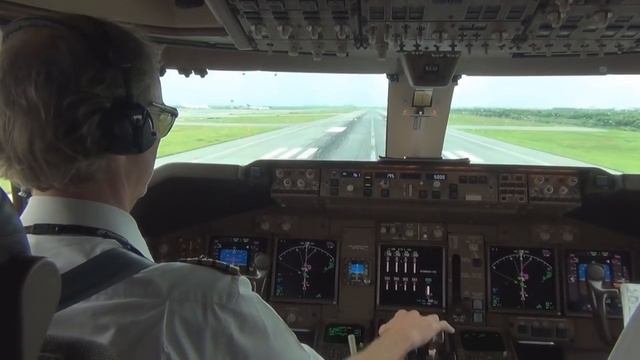 Авиакомпания KLM вид из кабины грузового огромного Боинг Boeing 747 взлет самолета