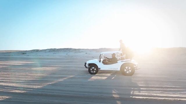 Багги едет по пустыне смотреть онлайн