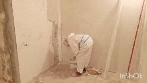 Как набрасывать штукатурку  на стену круглым  шпателем