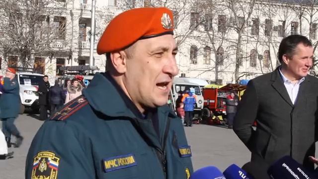 Выставка пожарной и аварийно-спасательной техники на площади Нахимова в честь Дня спасателя