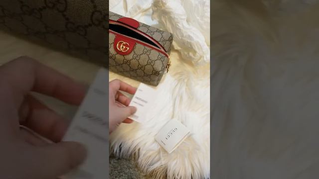 Gucci Small Ophdia GG Supreme Canvas Cosmetics Case in Hibiscus Red Unboxing смотреть онлайн