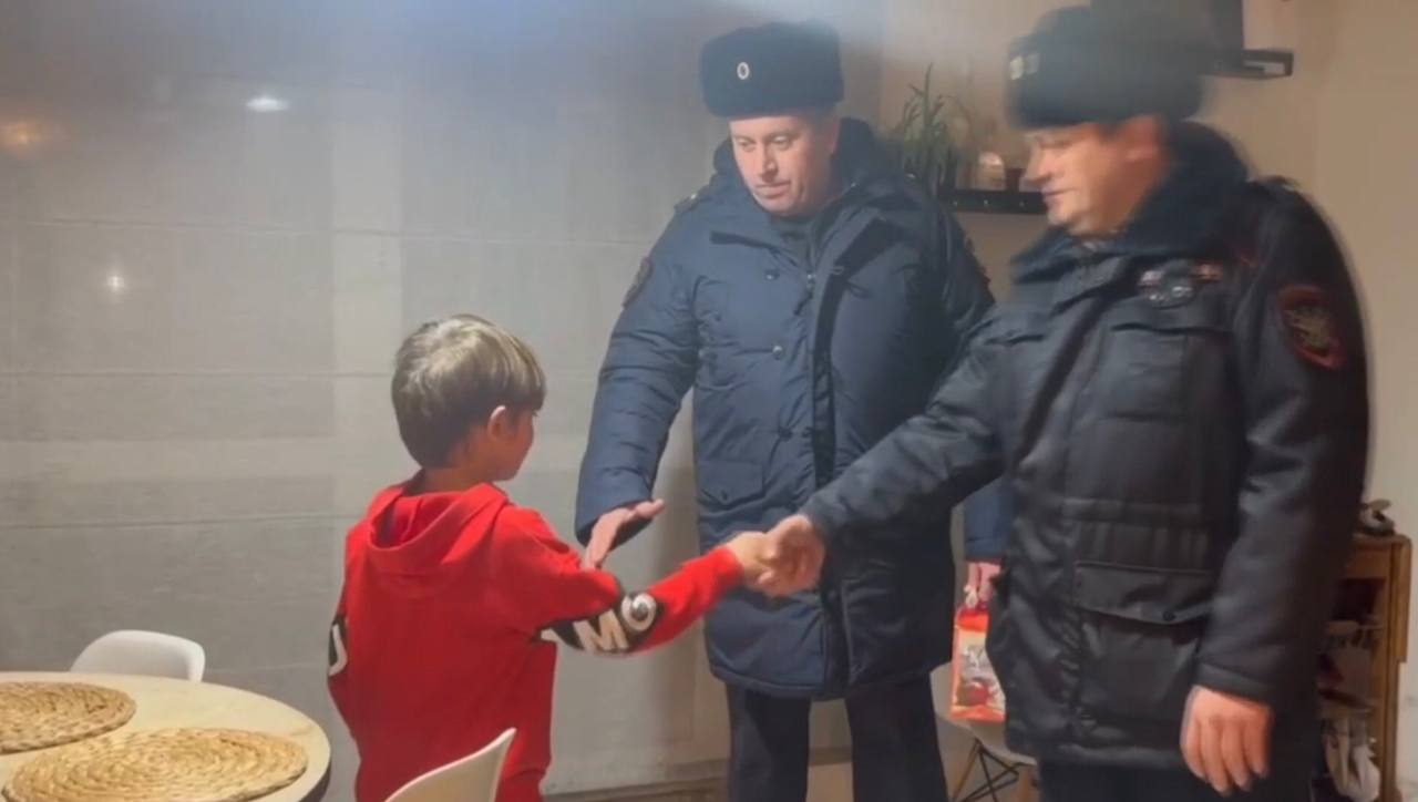 Владимир Колокольцев наградил полицейских, которые спасли двоих детей, провалившихся под лёд