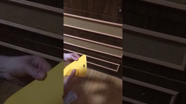 Как поклеить самоклеющую плёнку без пузырьков !