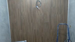 Показываю результат затирки плитки под дерево черной затиркой
