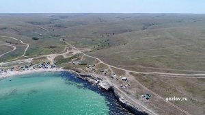 Бухта Кипчак, рыболовецкие вышки в море, Черноморский район, Крым, вид с высоты птичьего полета.