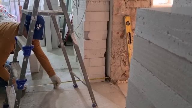 Ейск?Ремонт в квартире Тани. Стены из газоблоков на кухне и в ванной...