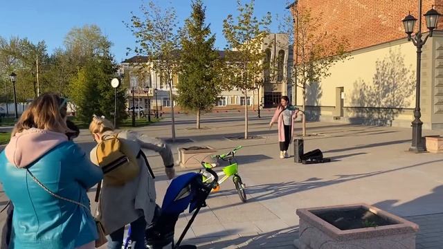 Девушка классно играет на скрипке (г. Стерлитамак) смотреть онлайн