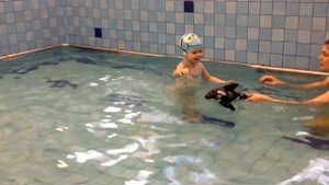 Стасюша плавает в бассейне. Как научить ребенка плавать и нырять