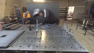 ОБЗОР СВАРОЧНОГО СТОЛА РЕАЛЬНЫМ МАСТЕРОМ _ Сварщик варит подстолье на сварочном столе