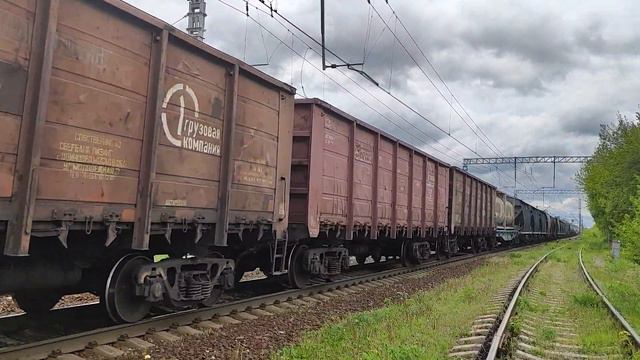 Электровоз ВЛ11У.8-696 с грузовым поездом. смотреть онлайн