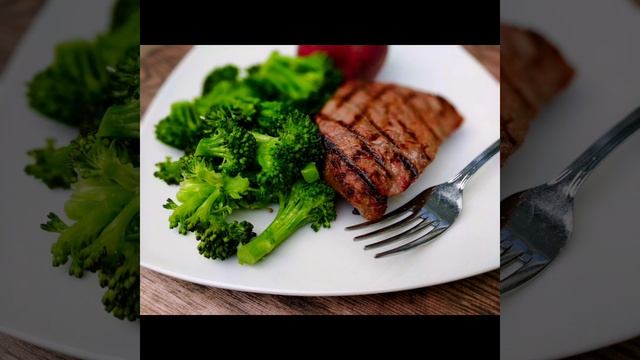 Стейк с чесночным маслом на гриле, жареной спаржей и пюре из цветной капусты смотреть онлайн