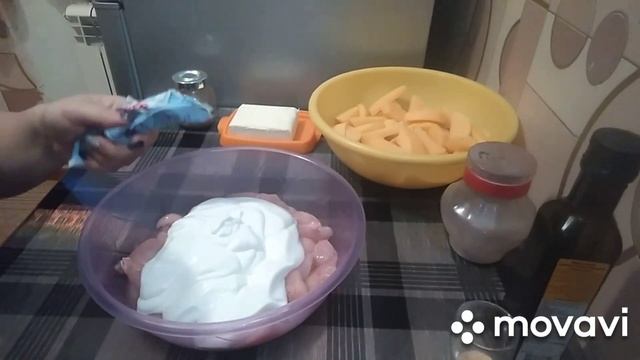 Курица с картошкой, запечённая в духовке, в сметанном соусе? бомбический сытный ужин?