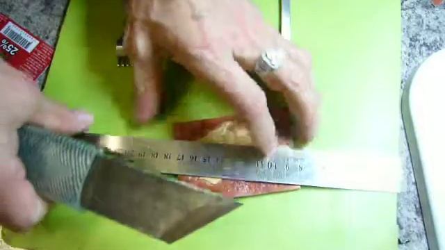 10. Картхолдер (Making leather cardholder). Проклеиваем и пробиваем строчным пробойником края кожи