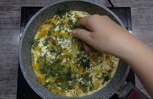 Быстрый завтрак на сковороде из яйца и картофеля.