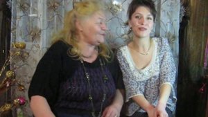 По круглым камушкам бежит ручей