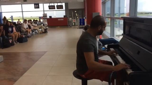 Пианист в аэропорту играет смотреть онлайн