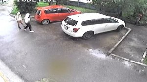 Дети скручивают колпачки с машин в центре Читы.