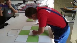 Вырезание круга по керамической плитке радиусным стеклорезом.