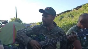 ребята наши поют песни под гитару на передовой.