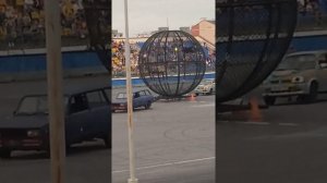Трюк на мотоцикле в металлическом шаре