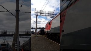 Подцепили к пассажирскому поезду эп2к-009 на станции Дружинино.