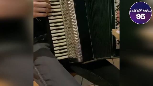 ЧЕЧЕНЕЦ ИГРАЕТ НА ГОРМОШКЕ МЕЛОДИЮ ИЗ БУМАЖНОГО ДОМА смотреть онлайн