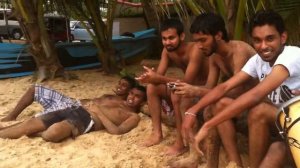 Сингалы поют под барабан (Шри-Ланка, Хиккадува)