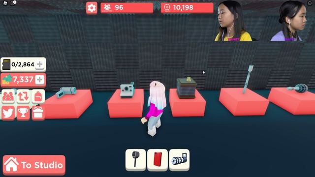 We became FAMOUS Youtubers! | Roblox: YouTube Simulator смотреть онлайн