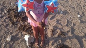 Море ? пляж?.Замок из песка. Играем на море. Строим песочные фигуры.Видео для детей.Игра для детей