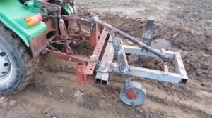 Конный плуг установил на самодельный минитрактор