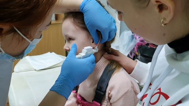 Прокол ушей пистолетом ребенку новой системой. смотреть онлайн