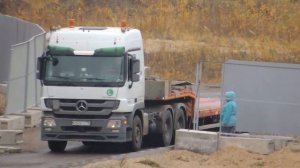 Низкорамник едет на разворот, Тягач Мерседес.