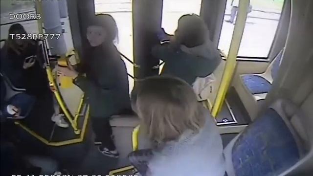 Пассажирка вынесла Валидатор из салона автобуса!!! смотреть онлайн