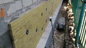 @0058 Уложил нижний ряд базальтовой плиты на  фасад/опираясь на  Керамогранит.