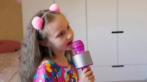 Милана идет на бал, у нее новое платье, корона и косметика. Милана принцесса. Видео от Tik Tak Day.