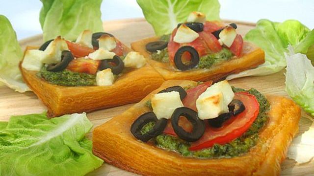 Томатные тарталетки с помидорами, фетой и соусом песто