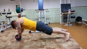 Гимнастический ролик с ног. Тренировка с поясничными грыжами.