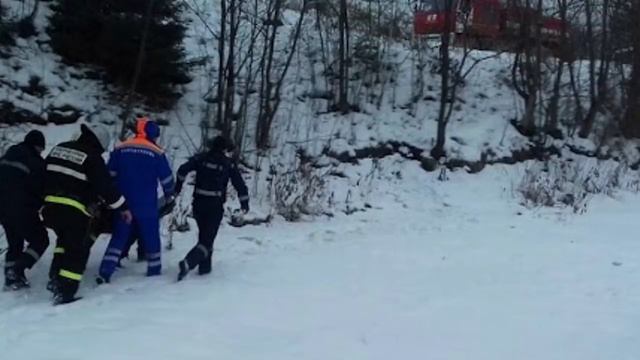 Из последних сил держалась за льдину! 17-летний подросток спас из реки 70 бедную пенсионерку: Герой смотреть онлайн