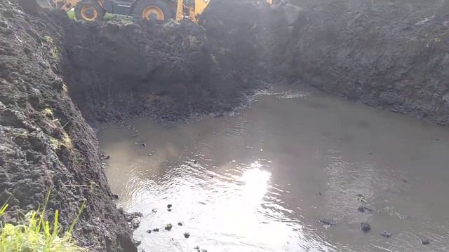 Копаю пруд на участке экскаватором. Часть 3.