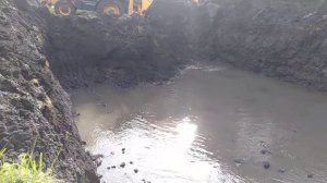 Копаю пруд на участке экскаватором. Часть 3.