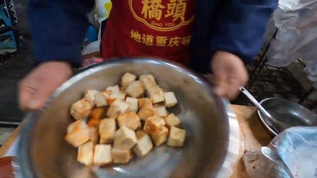 四川成都趕大集，玉林路早市，兩千萬人口的超級大都市，街頭美食讓人驚嘆，手撕烤兔，肥腸粉，清真肺片，臘肉熏腸，每一道美食都不可錯過，煙火氣十足的市場/Chengdu morning market/4k