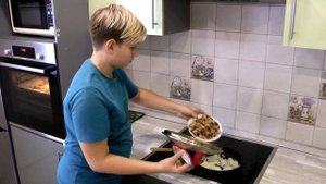 Готовим горшочек с грибами, мясом и картошкой