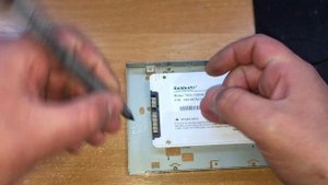 Придумал надежное крепление для SSD диска в системном блоке из хлама