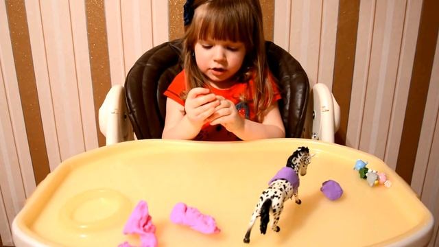 Лепим одежду из пластилина. Чем увлечь ребенка дома - Лика Хурция ( 3года 4 мес) смотреть онлайн