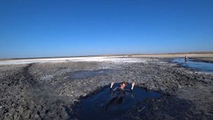 ЗАЛЕЗЛИ В ГРЯЗЬ НА СОЛЁНОМ ОЗЕРЕ, ВЕСЕЛОВКА