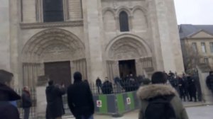 France: Immigrants attacks Catholic church Saint-Denis !